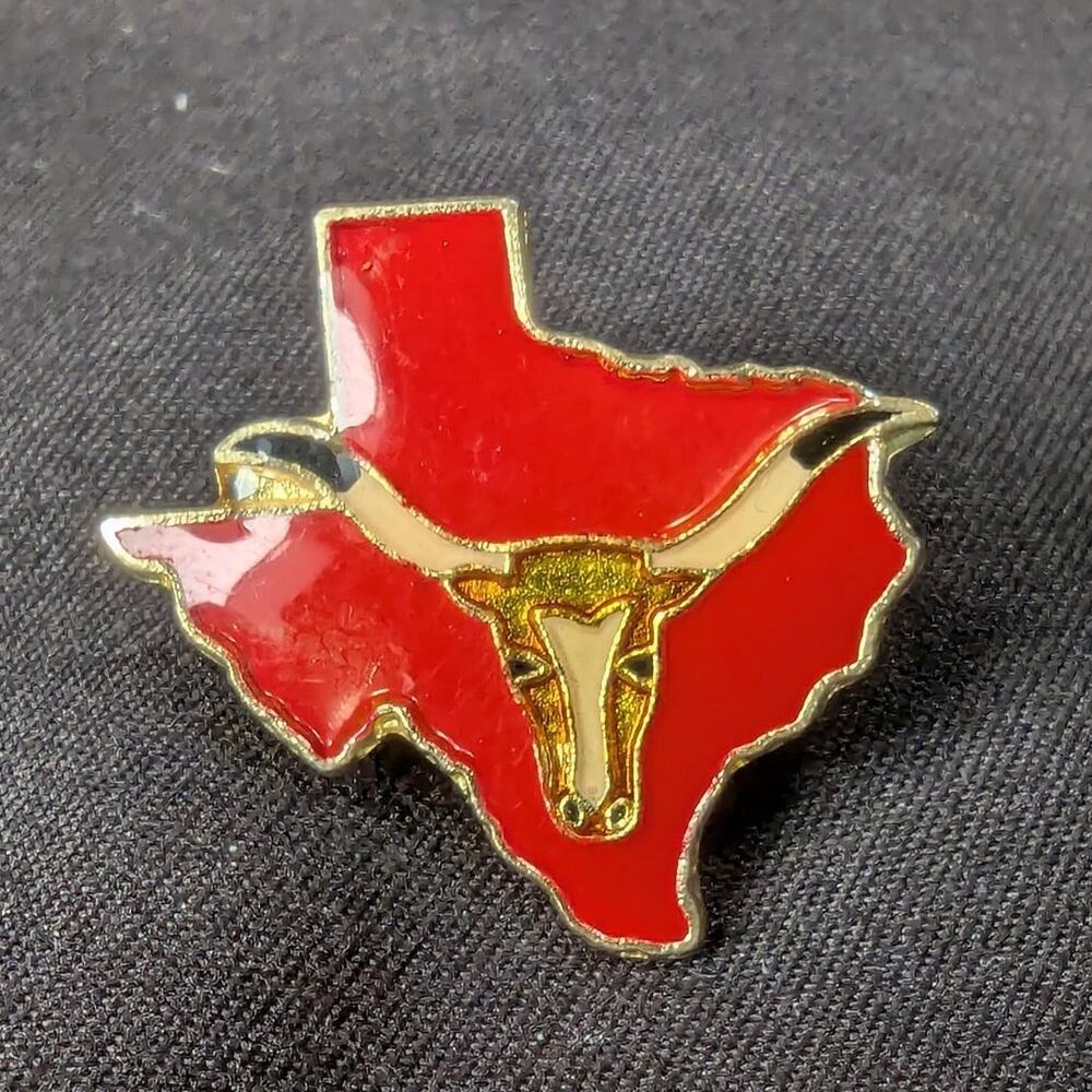 Texas State Shaped Enamel Lapel Pin Gold Tone Longhorn Steer Red Background